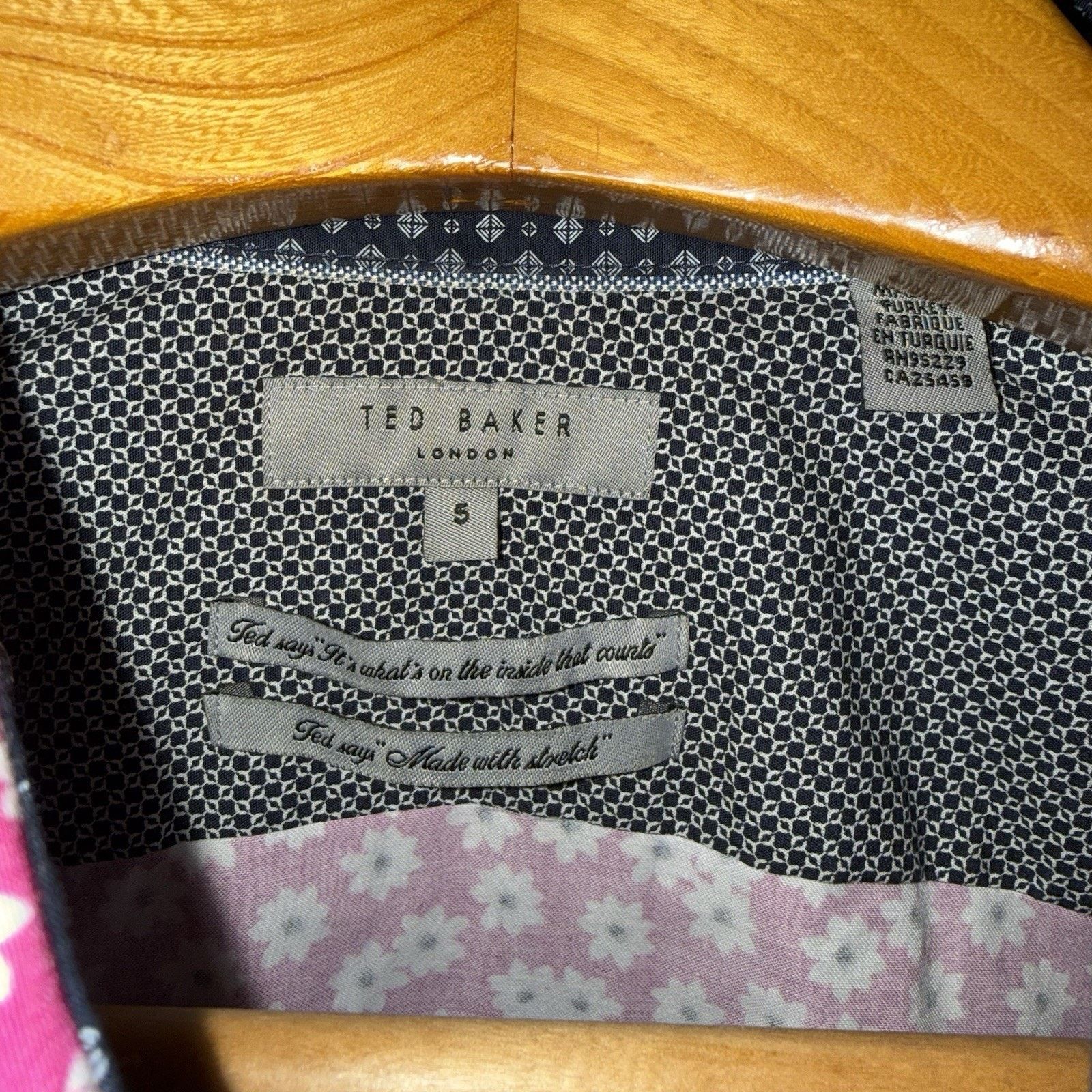 Ted Baker Ted Baker Pink Floral Valentine 💘 Button Down L Luxury EUC Size US L / EU 52-54 / 3 - 3 Thumbnail
