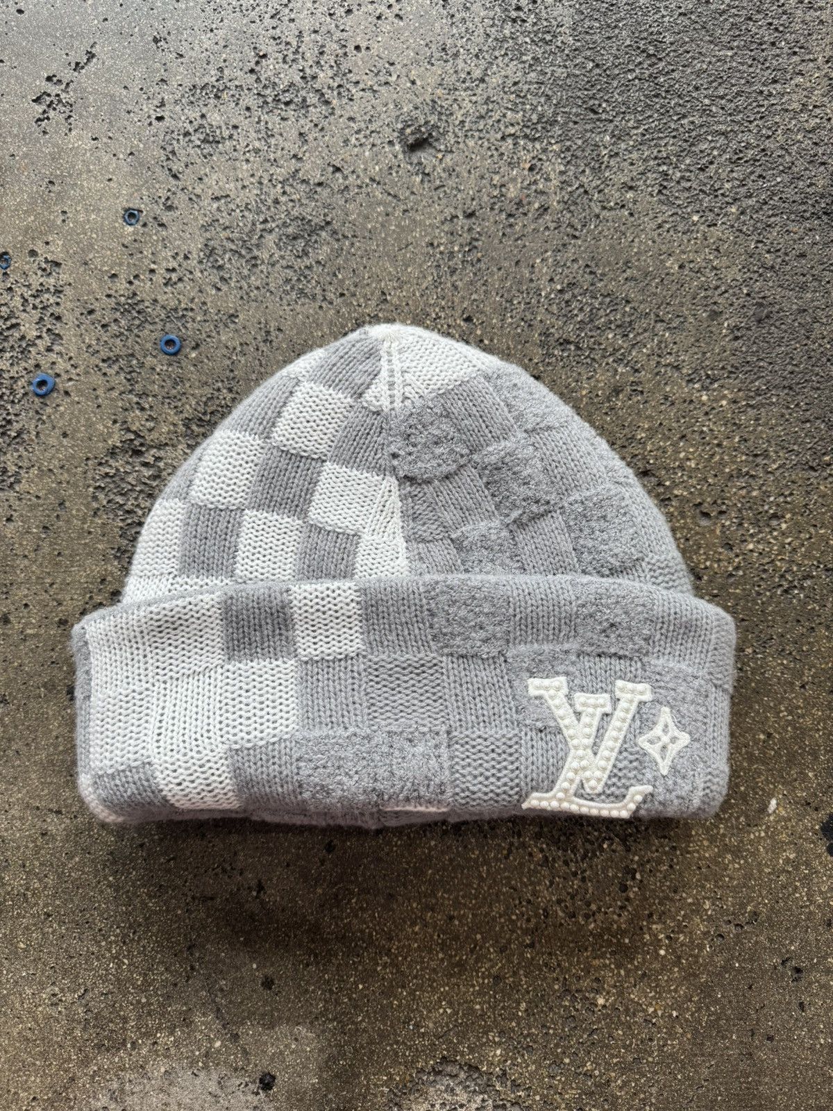 Louis Vuitton LV CRUSH DAMOFLAGE PEARLS BEANIE LIGHT GRAY Size ONE SIZE - 1 Thumbnail