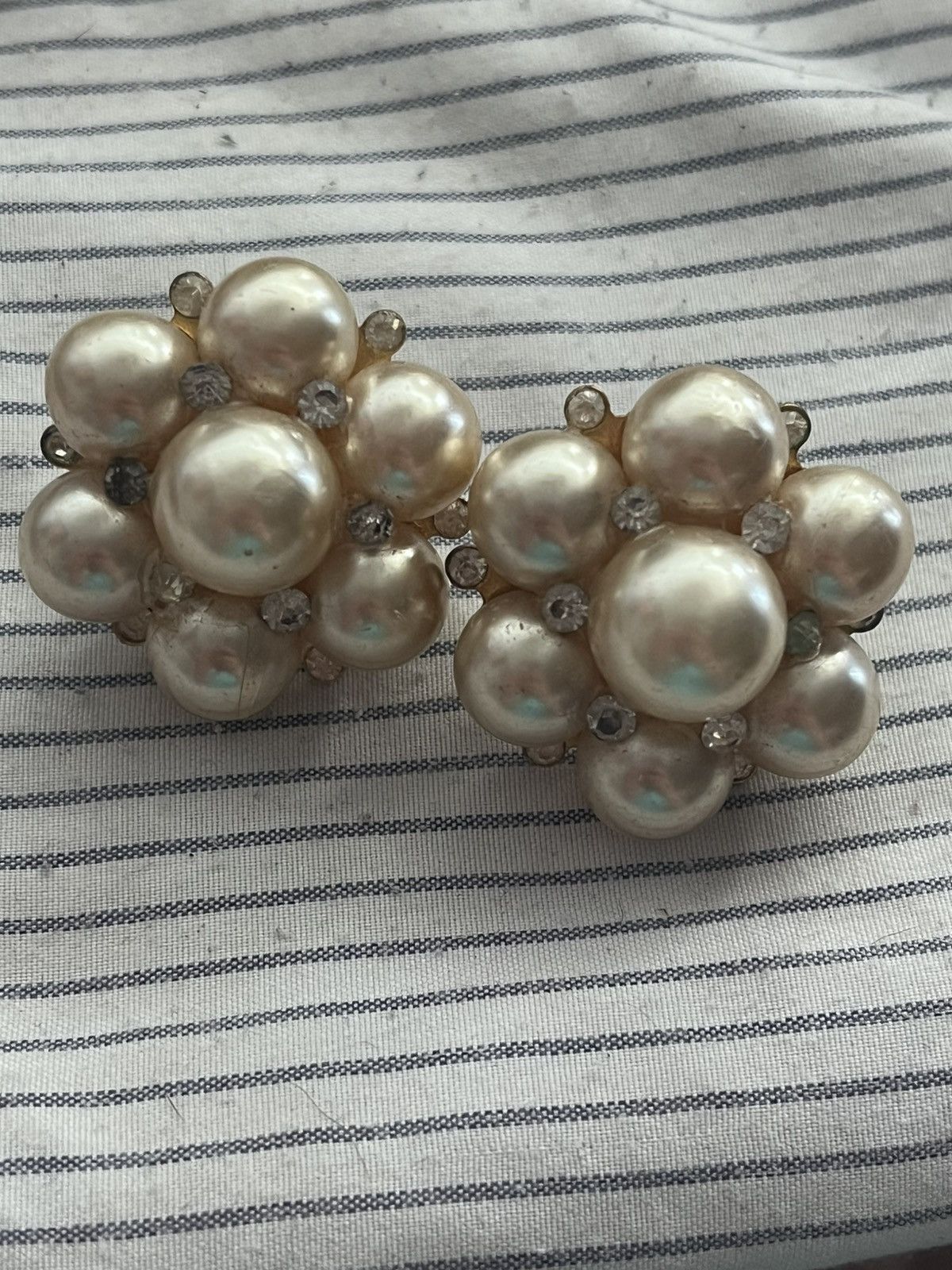 Other Vintage Faux Pearl Cluster Screw Back Earrings Rhinestone Size ONE SIZE - 1 Thumbnail