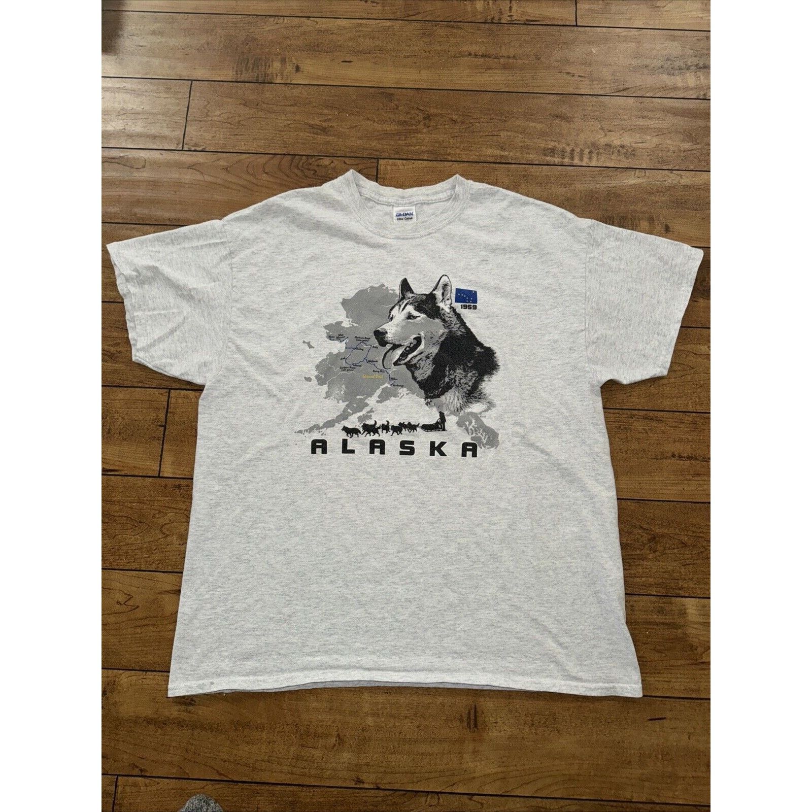 Gildan × The Mountain × Vintage Vintage Alaska Wolf Husky T-Shirt Gray XL 22x27 Y2K Size US XL / EU 56 / 4 - 1 Thumbnail