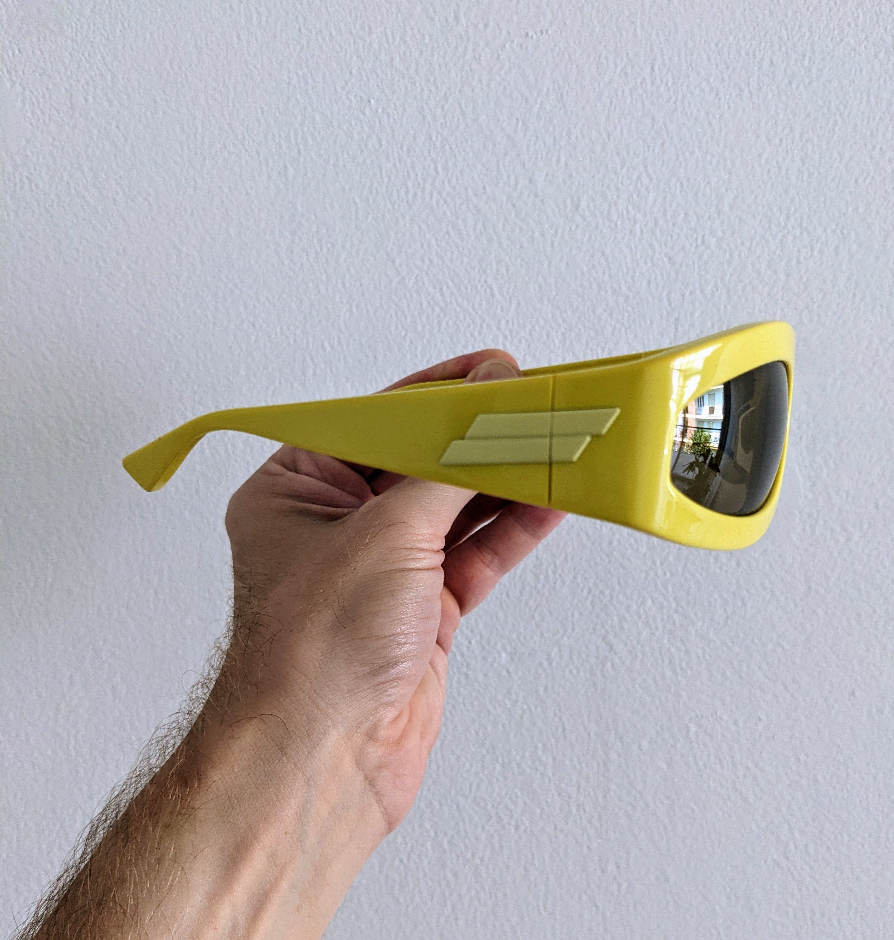 Bottega Veneta Yellow Oval Sunglasses Size ONE SIZE - 1 Thumbnail