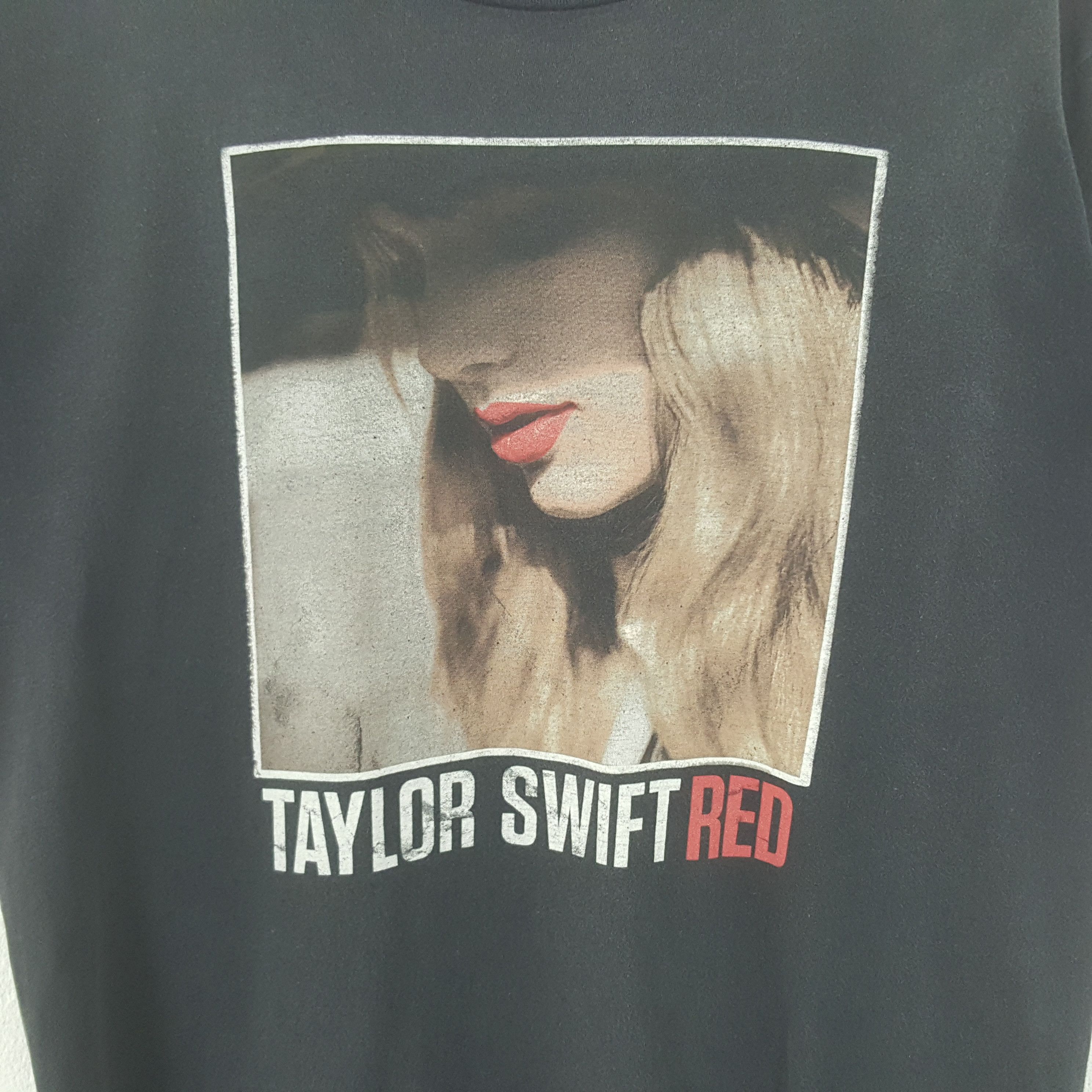 Band Tees Vintage Taylor Swift Red American Solo Singer Tshirt RR7 Size US M / EU 48-50 / 2 - 2 Thumbnail