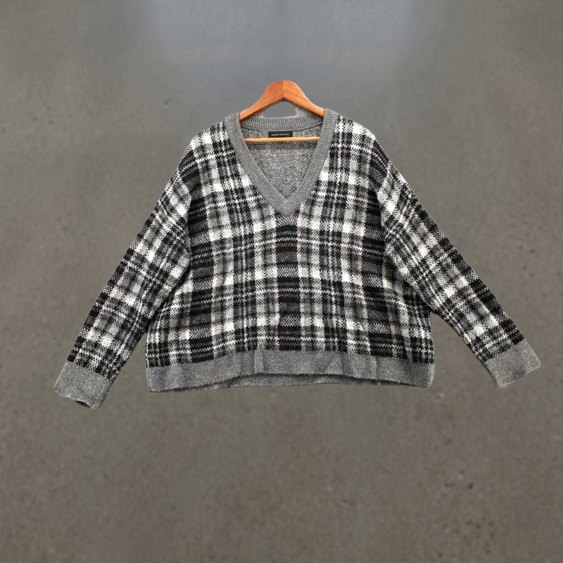 Banana Republic Banana Republic Knitted Sweater Womens L Gray Plaid Pullover Long Sleeve V-Neck Adult Regular Size Size L / US 10 / IT 46 - 1 Thumbnail