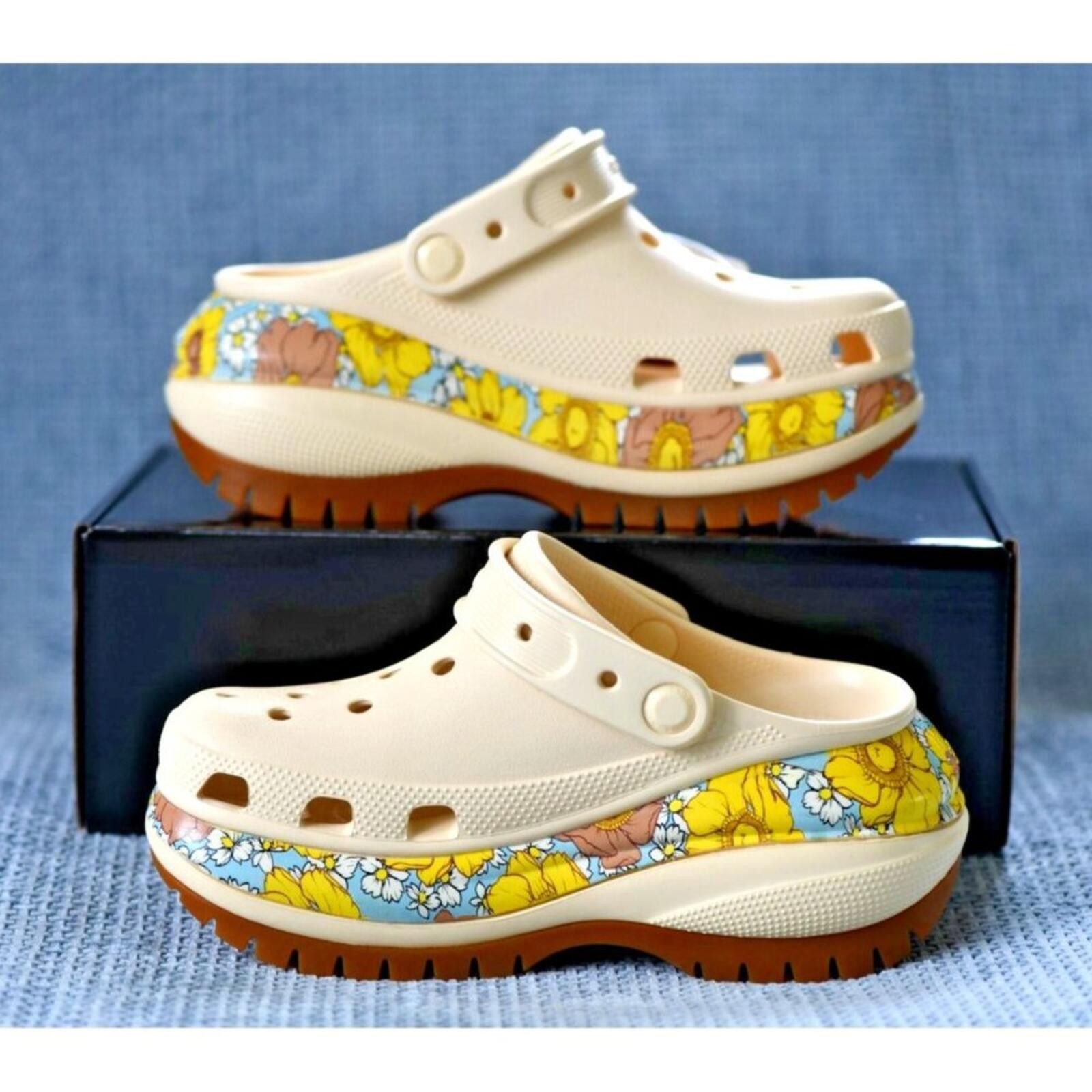 Crocs Crocs Mega Crush Clog Vanilla/Multi Retro Floral Size US 5 / IT 35 - 1 Thumbnail