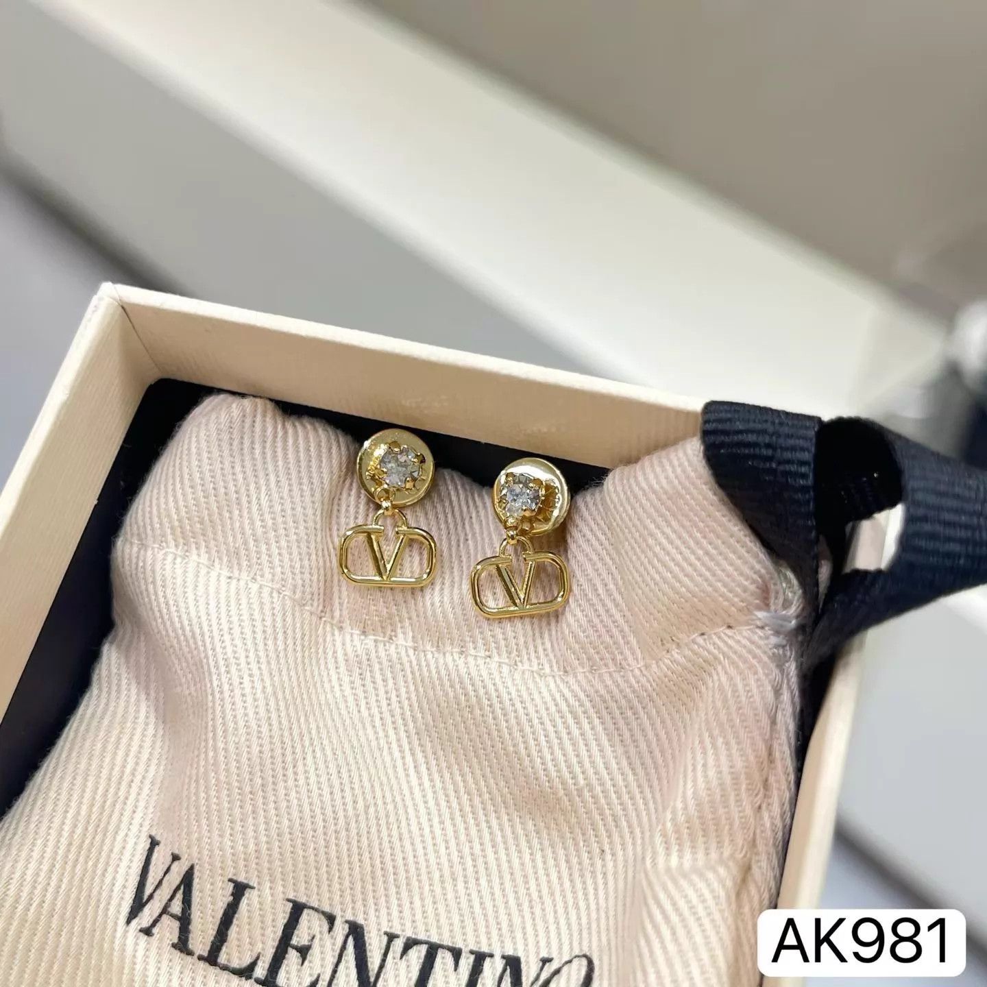 Valentino VALENTINO VLOGO SIGNATURE Gold Diamond V Earrings AK981 Size ONE SIZE - 1 Thumbnail