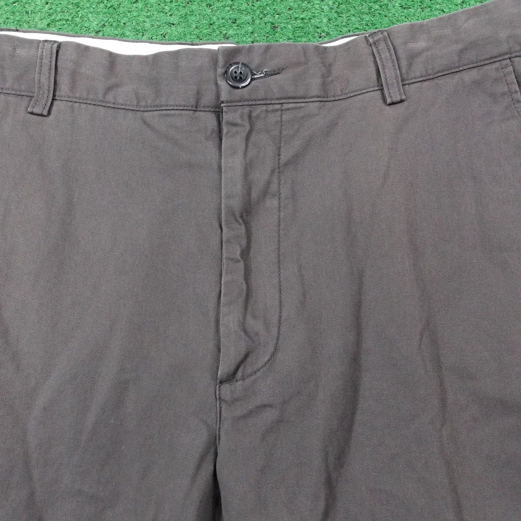 Roundtree & Yorke Roundtree & Yorke Shorts Mens 36 Gray Chino Relaxed Fit 100% Cotton Casuals Shorts Mens 36 Gray Chino Relaxed Fit 100% Cotton Size US 36 / EU 52 - 2 Thumbnail