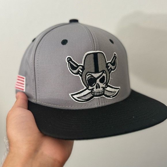Designer NEW RAIDERS NFL PIRATE SKULL STYLE FLAT BILL SNAPBACK HAT Size ONE SIZE - 1 Thumbnail