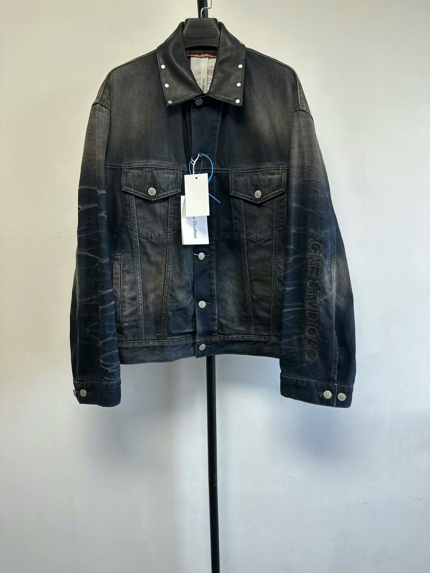 Acne Studios Acne Vintage Faded Lapel Drop Shoulder Denim Jacket Size XXS / US 00 / IT 34 - 1 Thumbnail