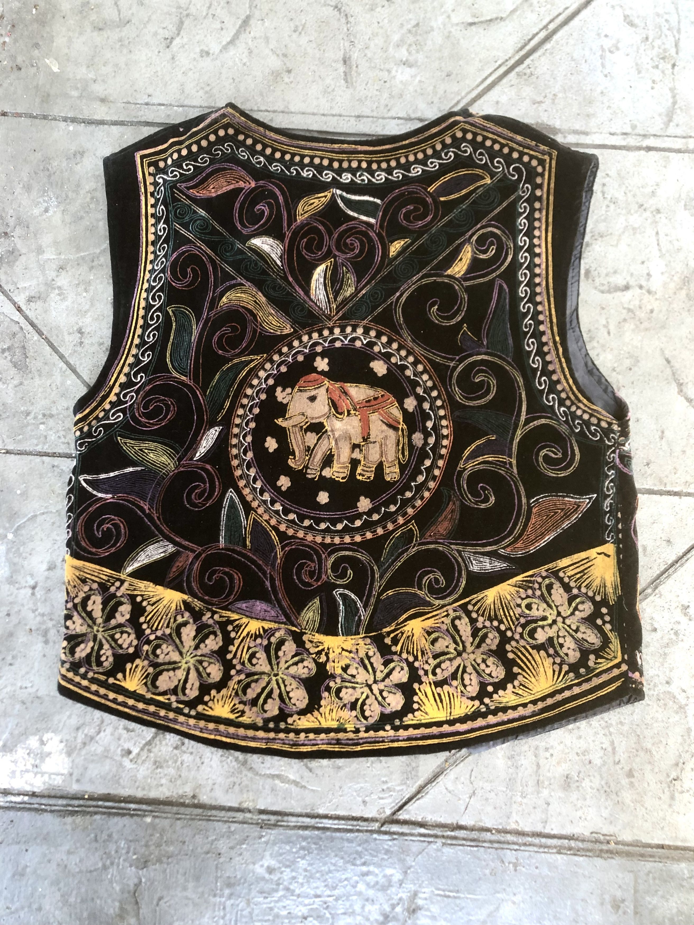 Brooks Brothers Brooks brothers 80s thai hill tribe velvet vest Size US XXL / EU 58 / 5 - 2 Thumbnail