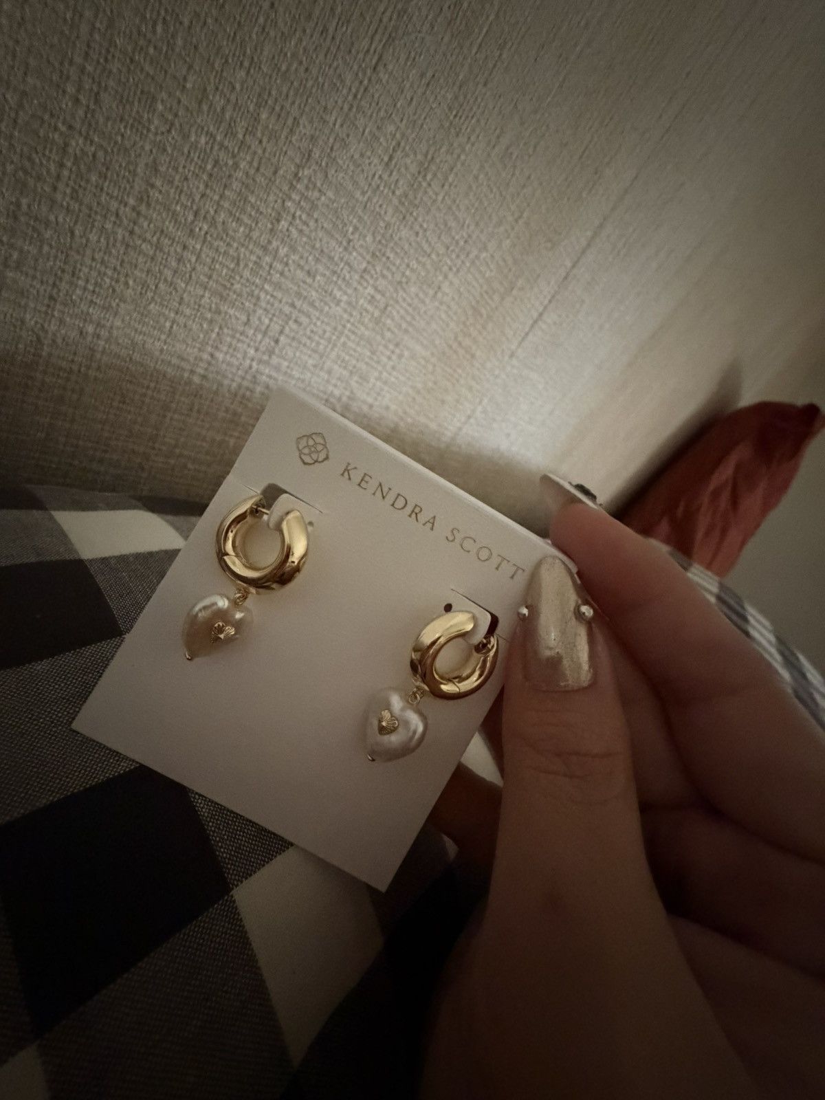 Kendra Scott Kendra Scott Sasha Heart in Gold Huggies w/Pearl Heart Charm Size ONE SIZE - 6 Thumbnail