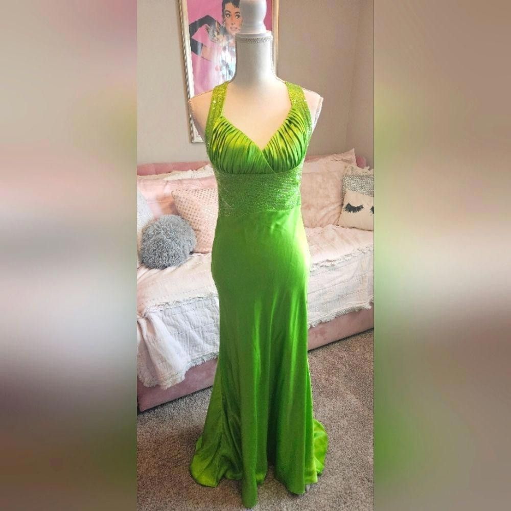 Designer Stunning Green Elegant Evening Gown for Special Occasions Size M / US 6-8 / IT 42-44 - 1 Thumbnail