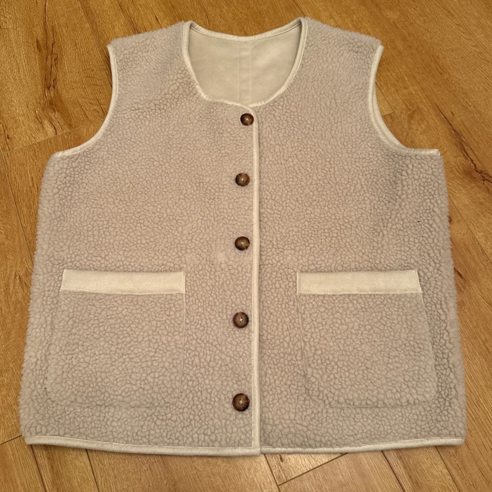 Vintage VINTAGE LabDip Barney Sherpa Faux Suede Vest Beige Boho Chunky Oversized Size 38 Womens Reversible Open Quilted Lightweight Long Length Casual Travel Size XS / US 0-2 / IT 36-38 - 7 Thumbnail
