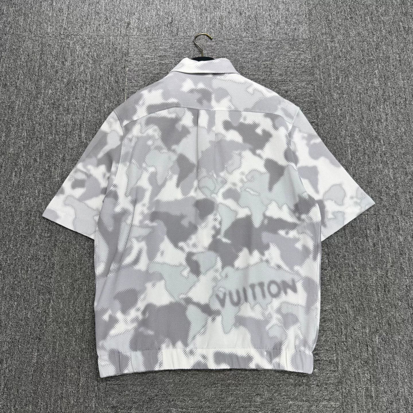 Louis Vuitton louis vuitton camouflage short sleeve shirt. Size US M / EU 48-50 / 2 - 2 Thumbnail