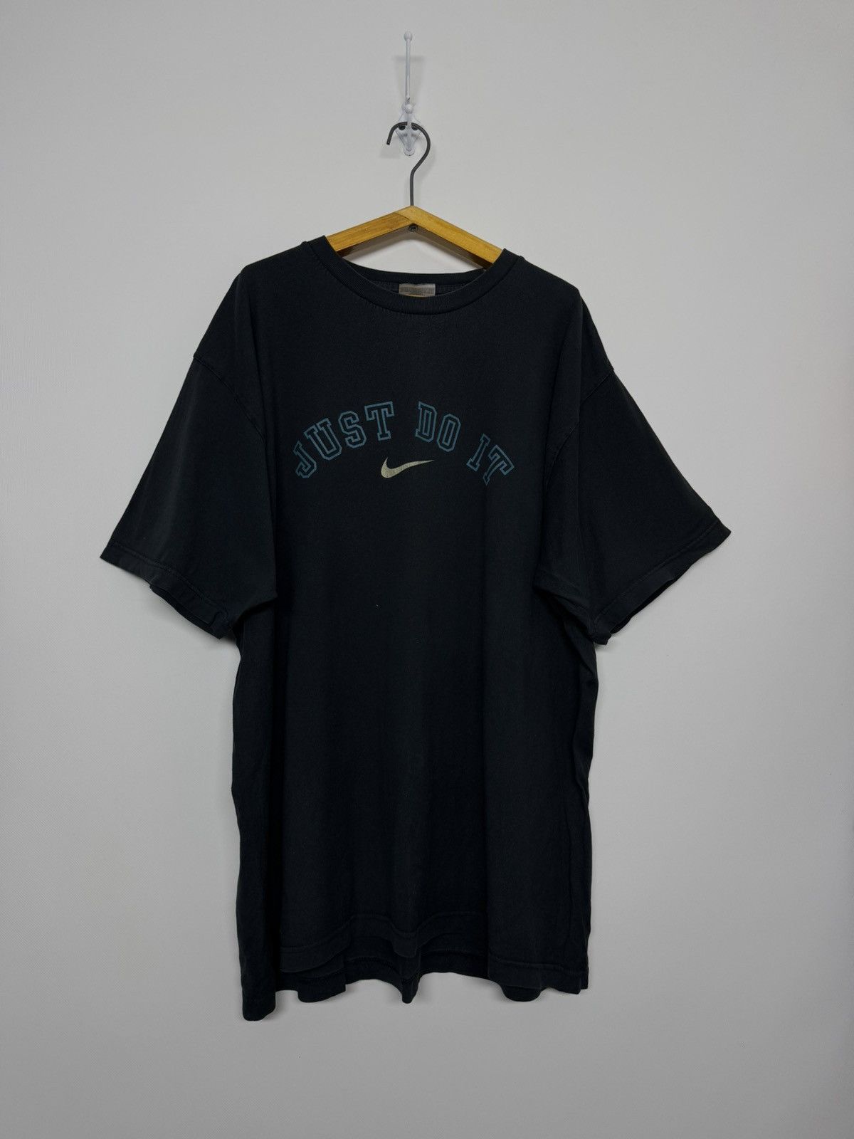 Nike Vintage Nike Center Swoosh T Shirt Tee Big Logo Spellout Y2K Size US XL / EU 56 / 4 - 2 Thumbnail