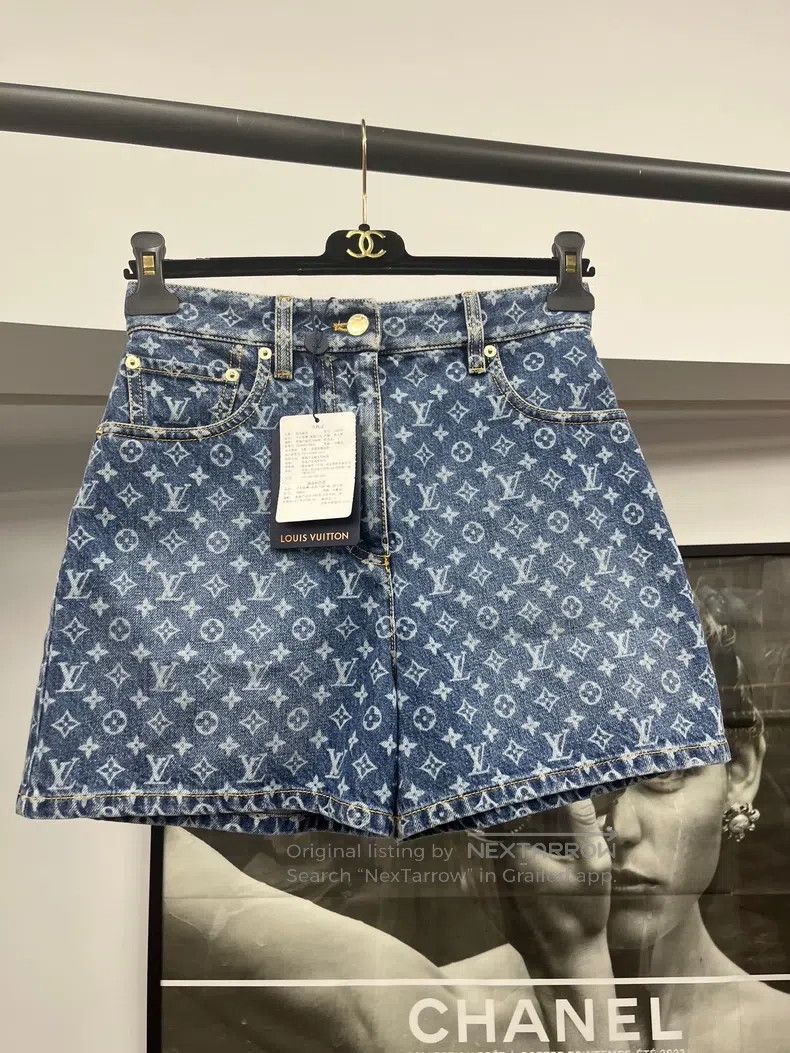 Louis Vuitton Louis Vuitton High waisted denim shorts with presbyopic lo Size US 36 / EU 52 - 1 Thumbnail