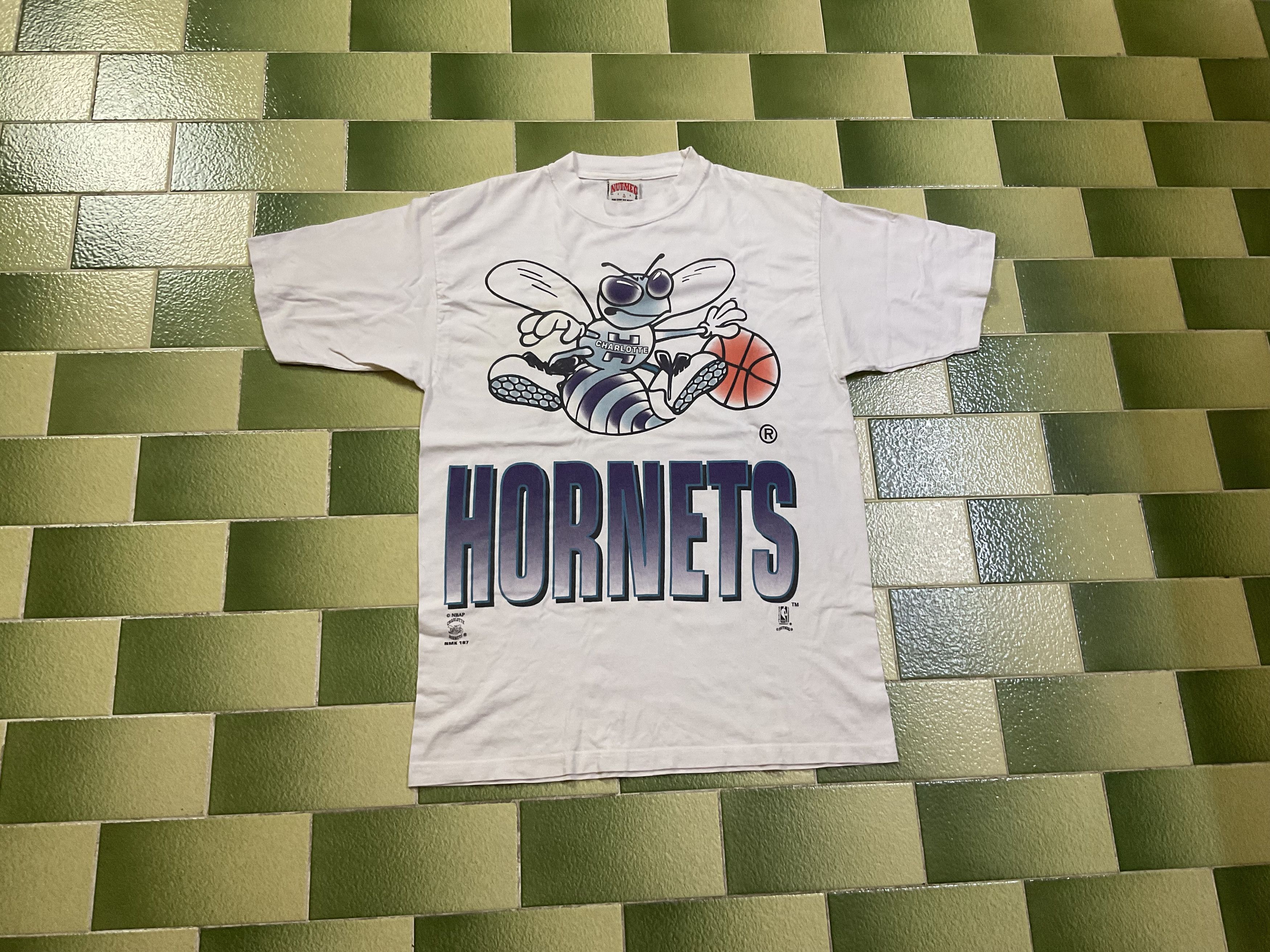 NBA Vintage 90s NBA Charlotte Hornets T-Shirt Big Print Size US M / EU 48-50 / 2 - 1 Thumbnail