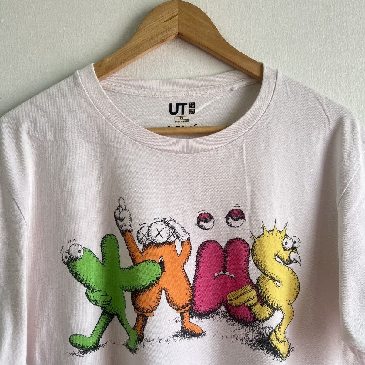 Kaws × Uniqlo UNIQLO X KAWS DANCING LETTERS TEE Size US XL / EU 56 / 4 - 2 Thumbnail