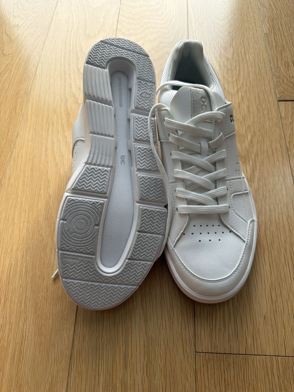 On ON The Roger Size US 9.5 / EU 42-43 - 4 Thumbnail