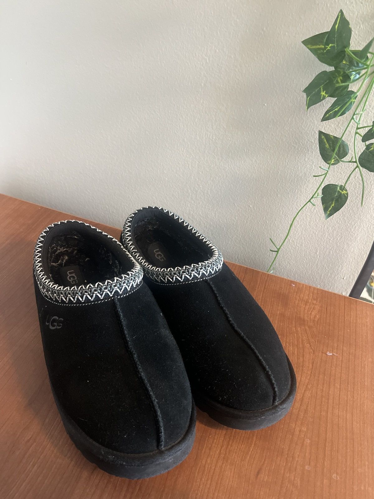 Ugg Black and White Uggs Size US 8.5 / IT 38.5 - 2 Thumbnail