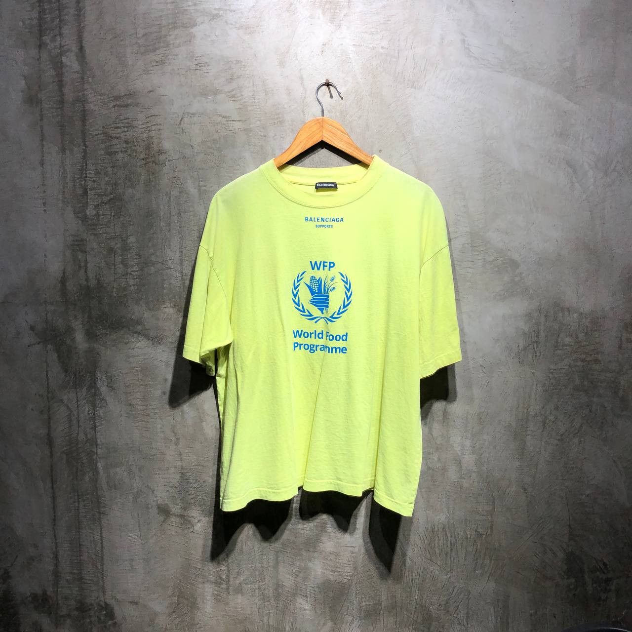 Balenciaga Balenciaga World Food Programme Tee Size US XL / EU 56 / 4 - 1 Thumbnail