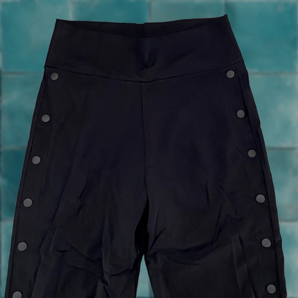 Vintage Cabi Pants Womens XXl Black Cropped Wide-Leg Ponte Snap Button Side Pockets Relaxed Waist Pull On 26in Inseam Casual Travel Denim Style? Size 40" / US 18 - 1 Thumbnail