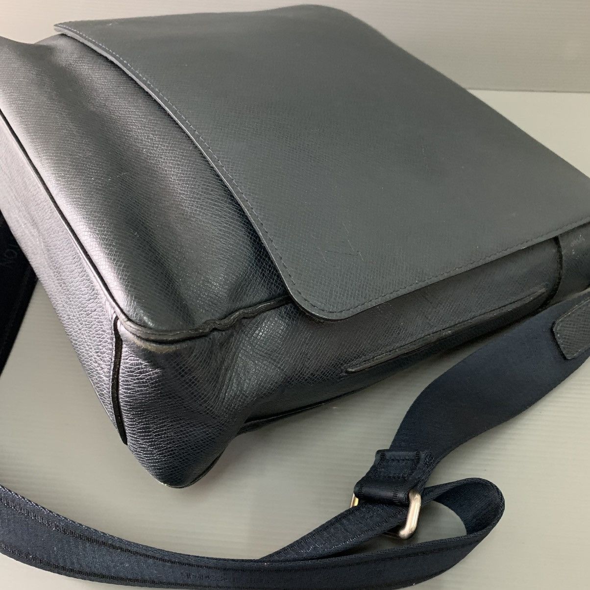 Louis Vuitton Louis Vuitton Taiga Leather Mesengger Bag Size ONE SIZE - 9 Thumbnail