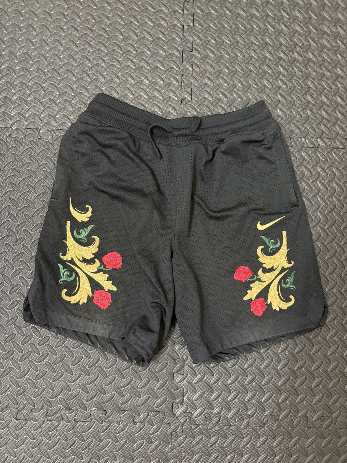NIKE - 希少サイズS  KITH × NIKE LEBRON CLOAK SHORTS Kith × Nike KITH NIKE LEBRON. Cloak Shorts. Black size XL