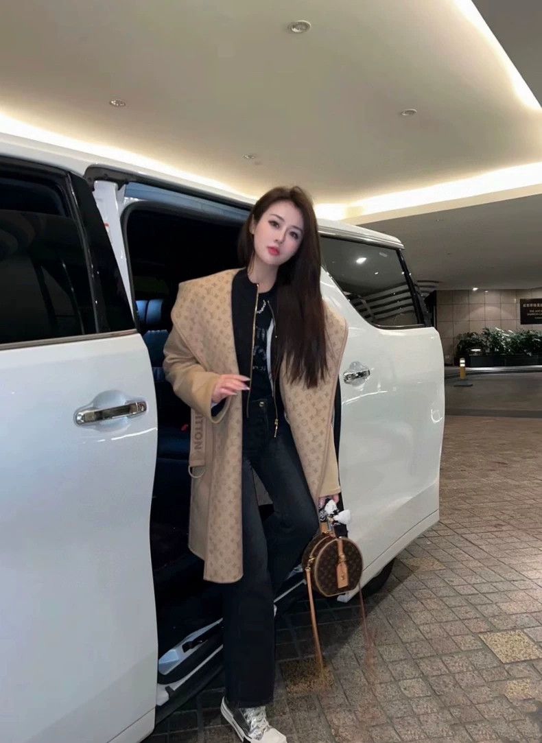 Louis Vuitton Logo printed hooded coat 2504-Nextarrow
