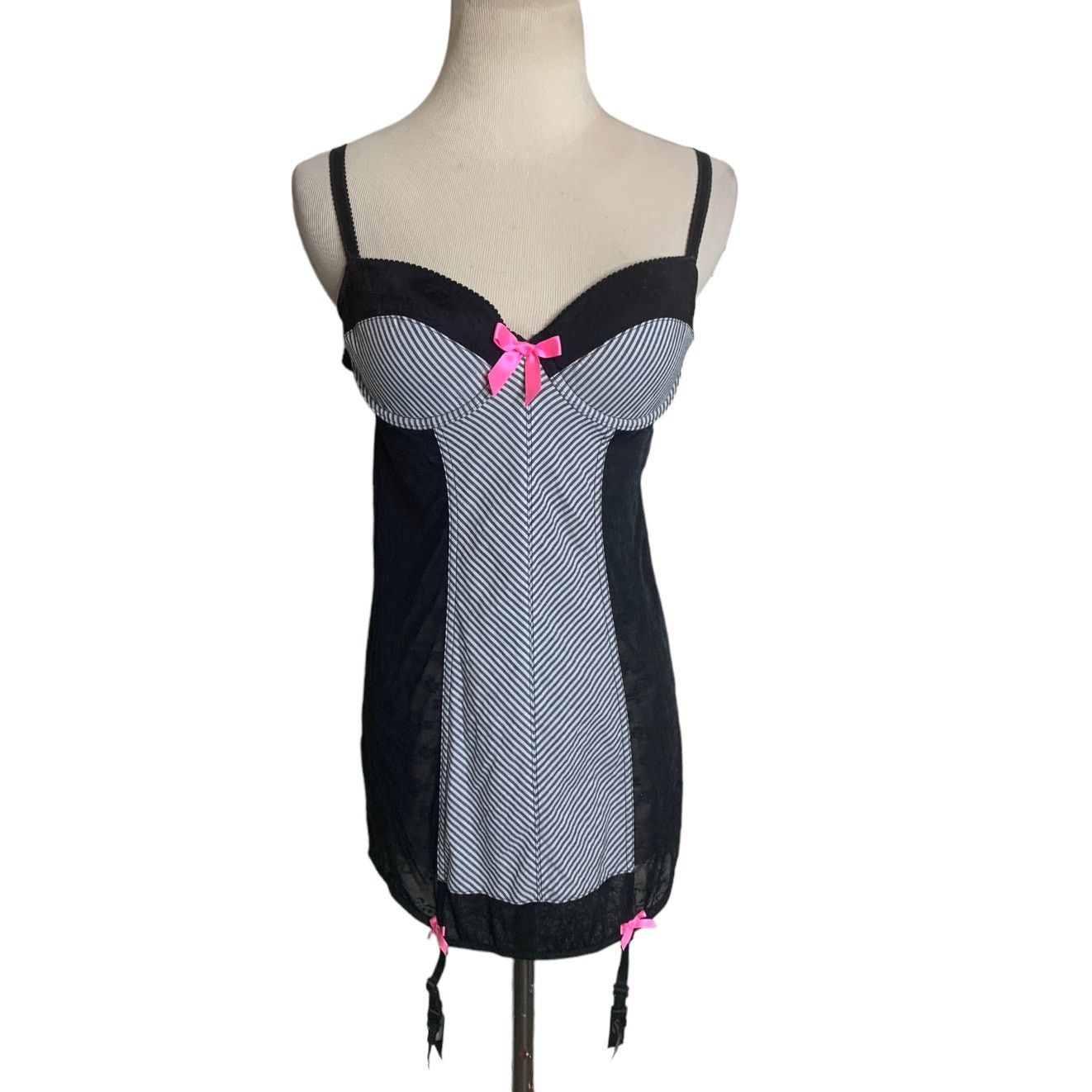Victoria's Secret Victoria’s Secret black white color block slip size Medium Size ONE SIZE - 1 Thumbnail