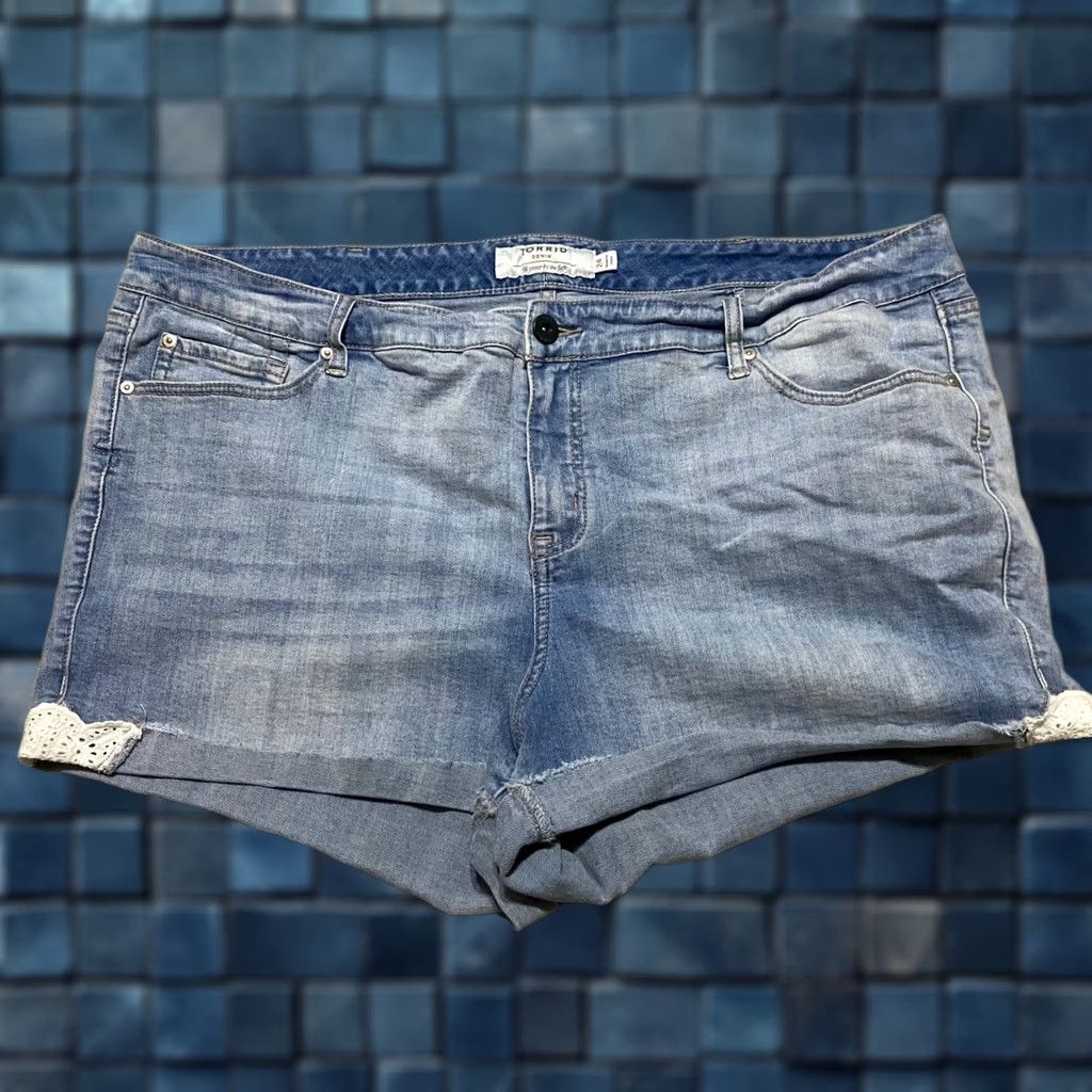 Torrid Torrid Plus 24 Denim Shorts Jean 3in Inseam High Rise Cut-Off Blue Elastic Pockets 5-Pocket Womens Jeans Shorts Regular Rise Vintage: No Size 42" / US 20 - 1 Thumbnail