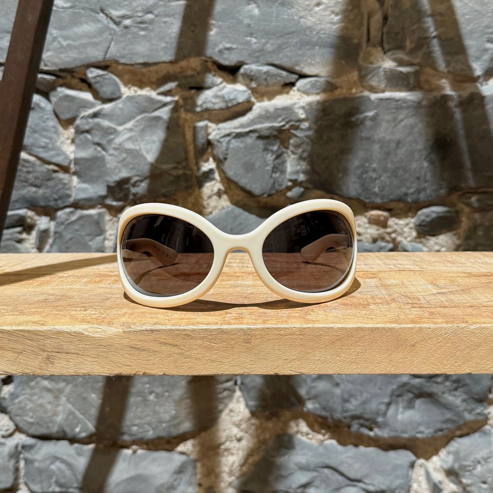 Gucci Gucci 1381 Beige Shield Frame Injection Sunglasses Size ONE SIZE - 2 Thumbnail