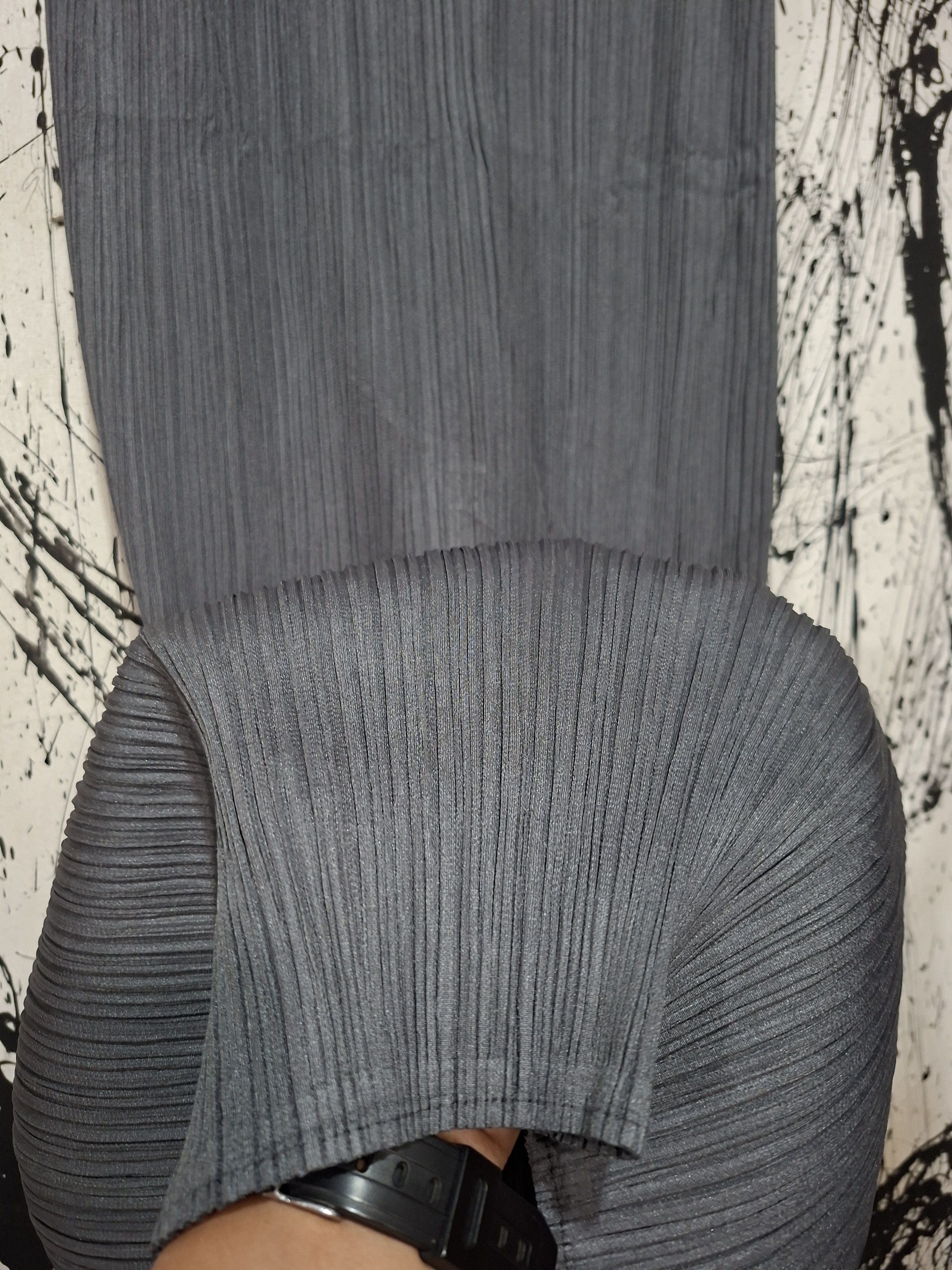 Pleats Please Issey Miyake PLEATS PLEASE ISSEY MIYAKE CLASSIC MIDI SKIRT Size 26" / US 2 / IT 38 - 3 Thumbnail