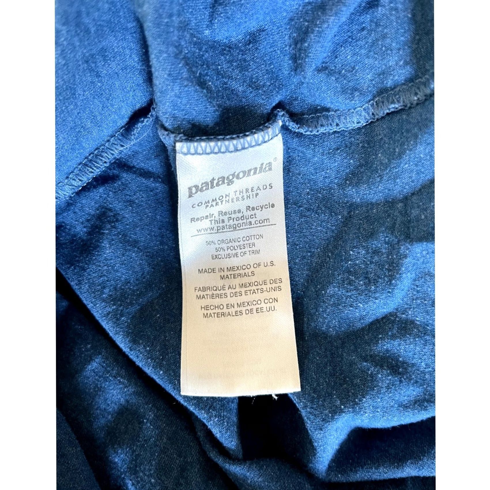 Patagonia Patagonia Mens Fitz Roy Crest Cotton / Poly T-Shirt Blue Size M Slim Fit Shirt Mens Blue Fitz Roy Crest Cotton / Poly T-Shirt 20" Pit 26" Length Size US M / EU 48-50 / 2 - 6 Thumbnail