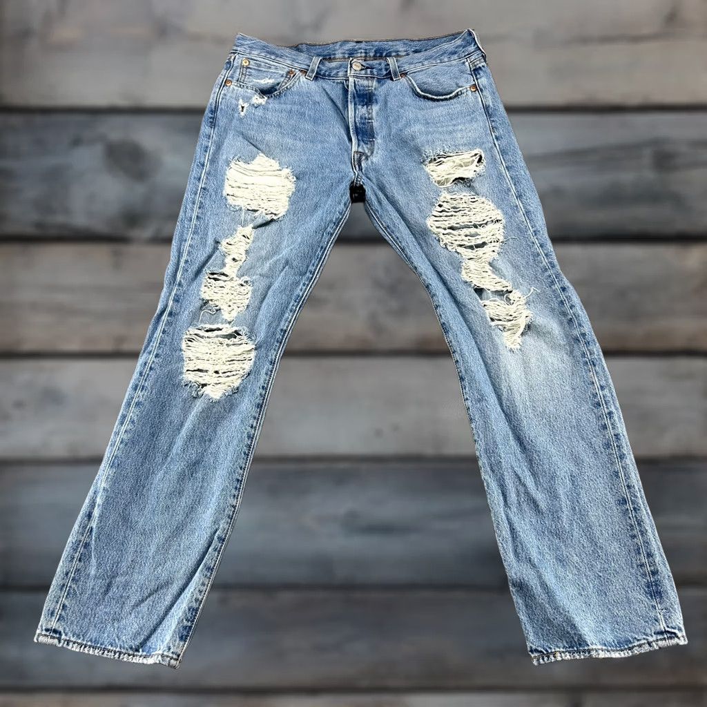 Levi's VINTAGE Levi's 501 Jeans Mens 33x30 Straight Regular Light Wash Distressed Denim Blue Jeans Mens Regular 501 Series Retro Distressed Pockets 5-Pocket Size US 33 - 1 Thumbnail