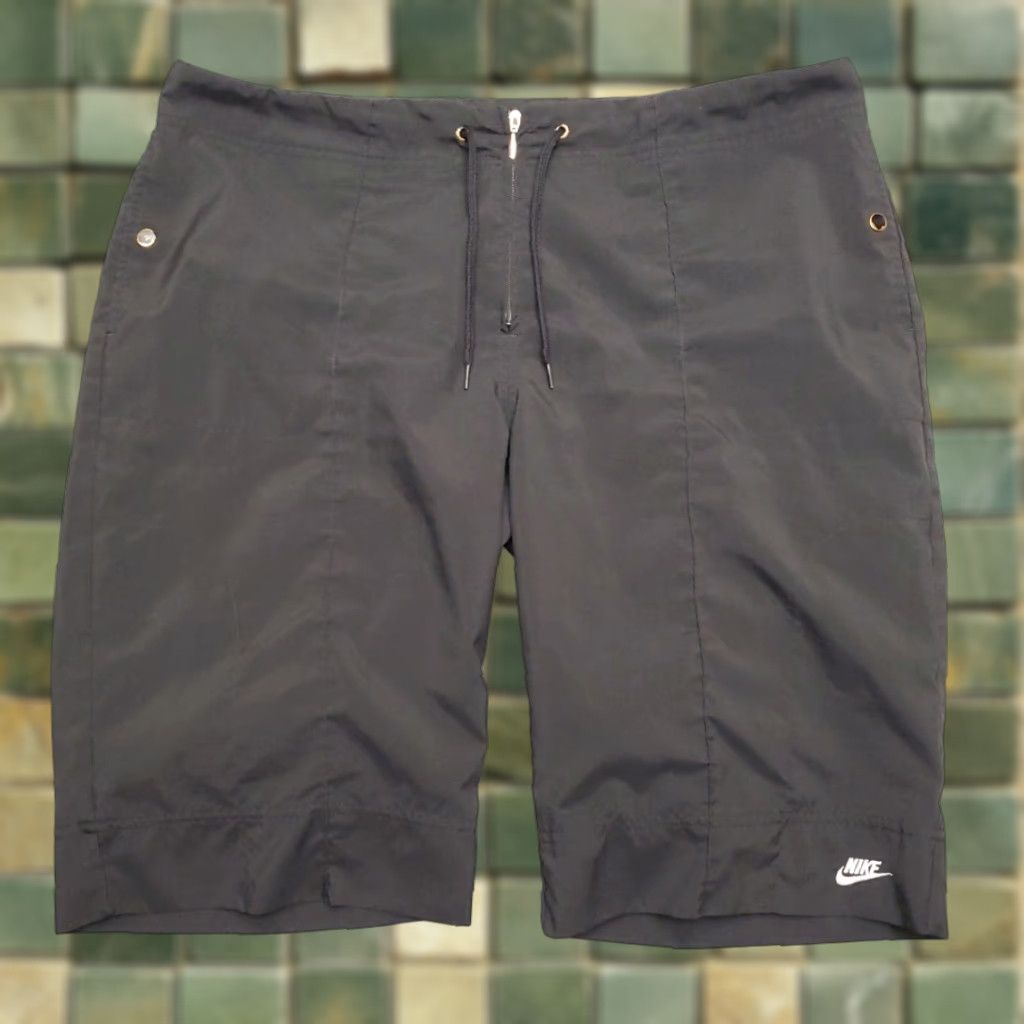 Nike VINTAGE Nike Shorts Womens Large Black Chino Flat Front Lightweight Performance Casual Travel 14 Womens Black Nike Shorts Chino Flat Front Pockets Size 36" / US 14 / IT 50 - 1 Thumbnail