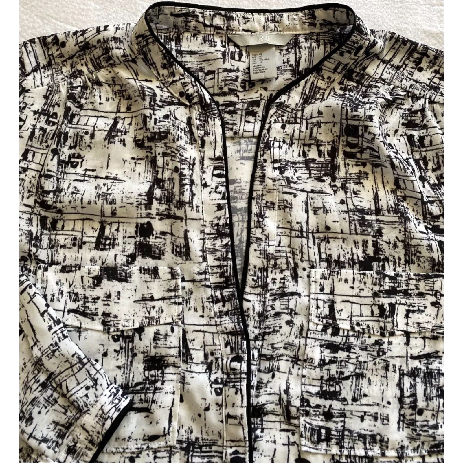 H&M H&M Blouse Casual Women's V-Neck Long Sleeve Shirt Top Geometric Pattern Black White Slim Fit Petite 12P Button-Down Collarless Breathable Size XL / US 12-14 / IT 48-50 - 2 Thumbnail