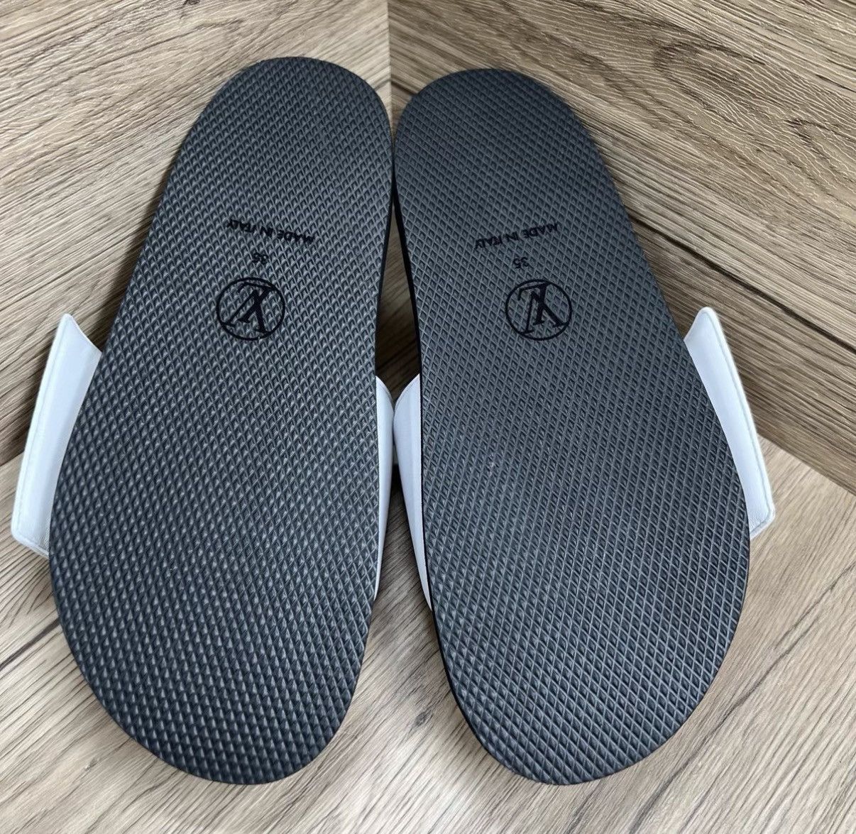 Louis Vuitton Louis Vuitton Sunset White & Black Logo Slippers J41 Size US 5 / IT 35 - 5 Thumbnail