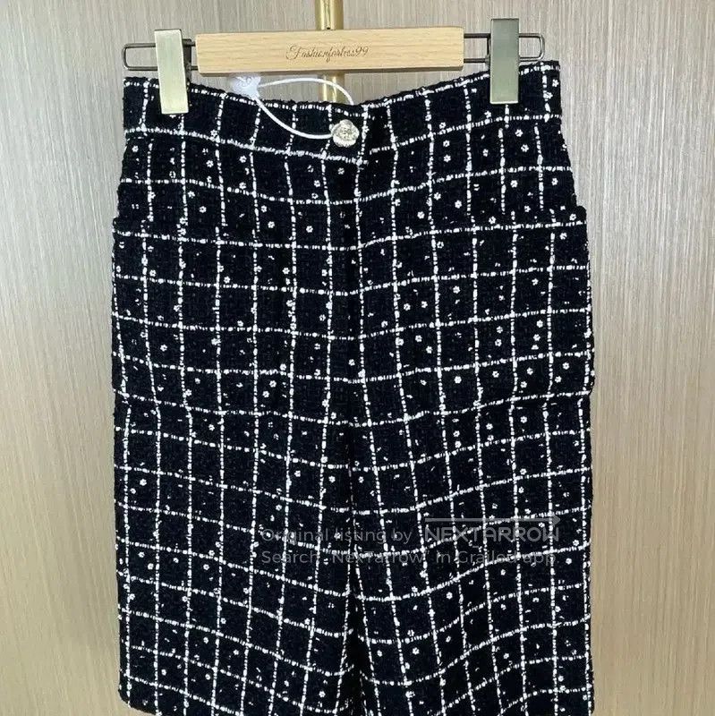Chanel Chanel Black Wool Women's Shorts . Size 28" / US 6 / IT 42 - 1 Thumbnail