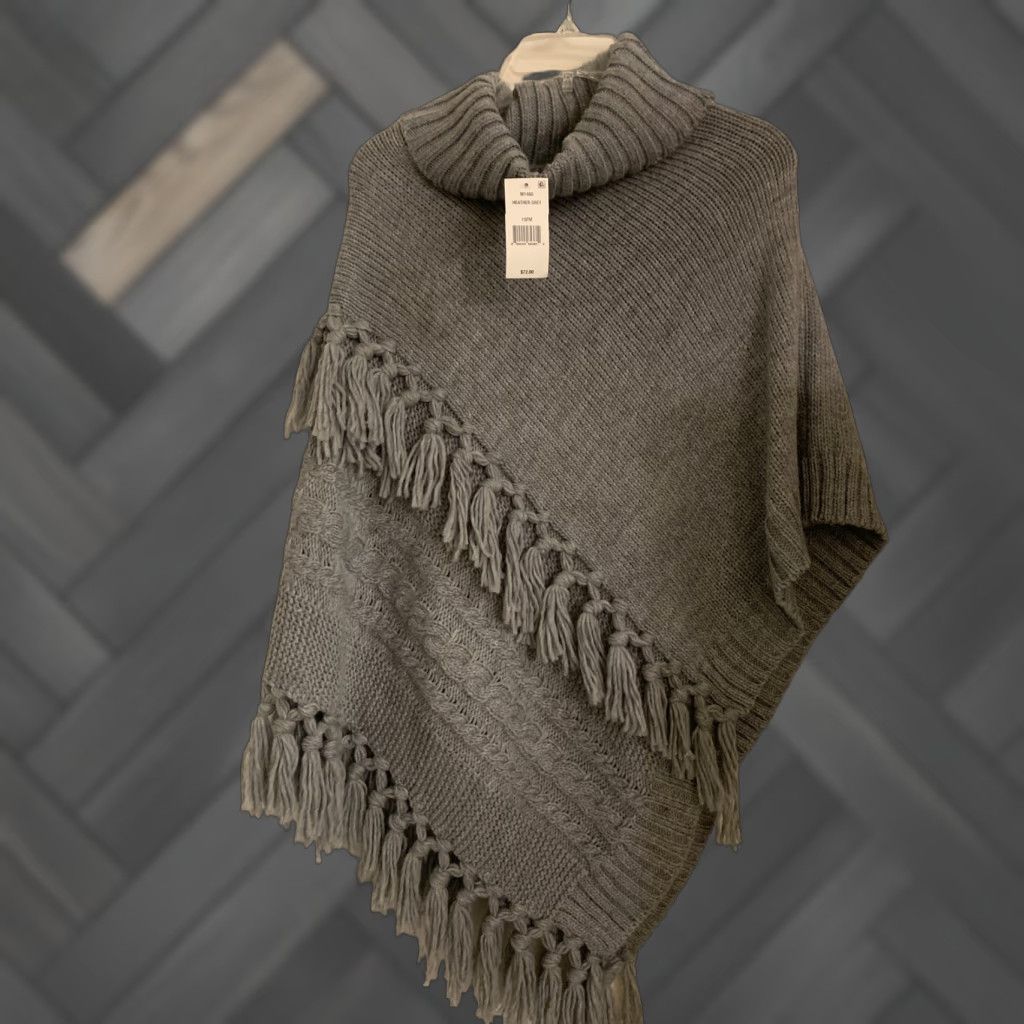 Steve Madden Steve Madden NWT Poncho Sweater Shrug Cowl Neck OS Grey Knot Fringe Chunky Knit Size ONE SIZE - 1 Thumbnail