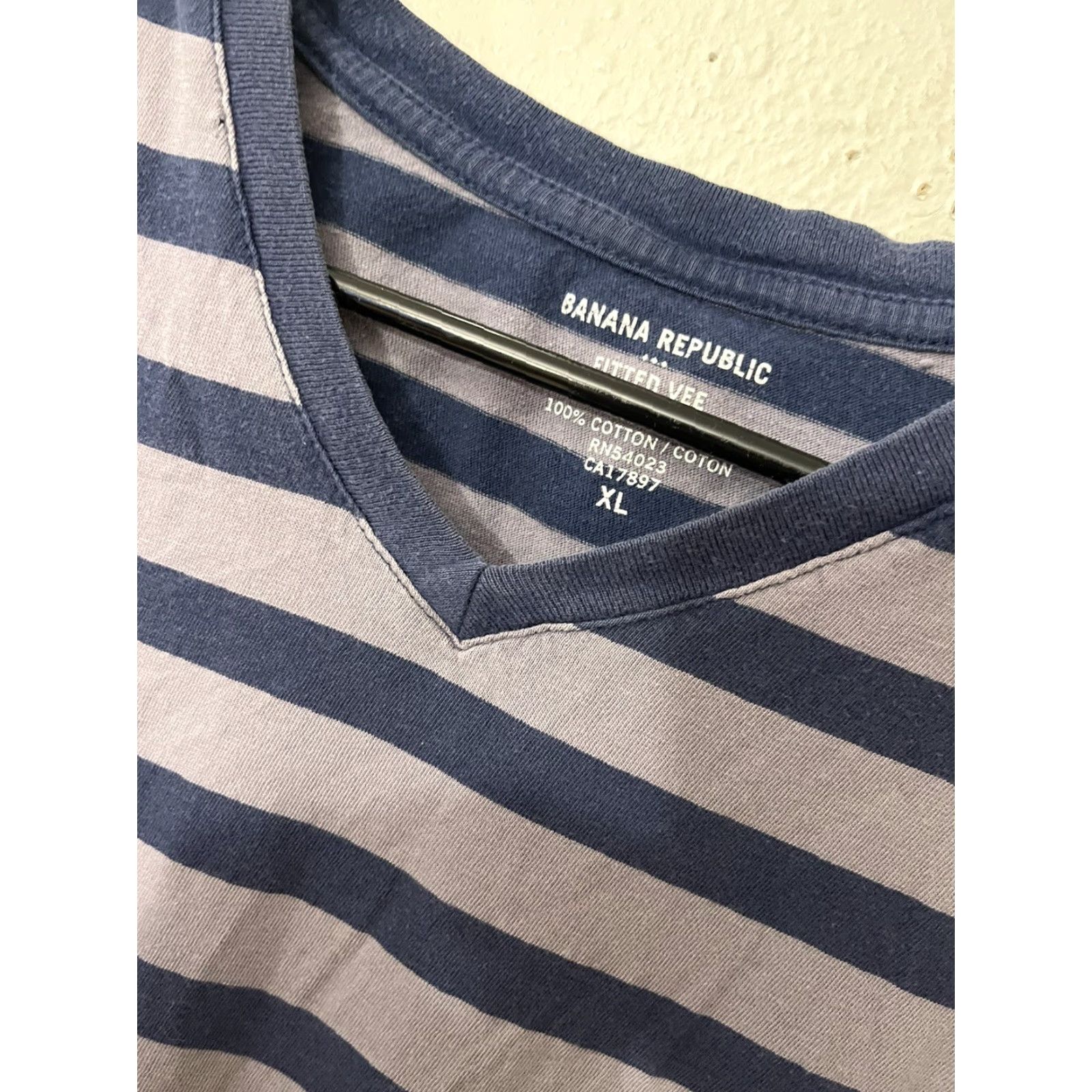 Banana Republic Men’s Banana Republic Fitted Tee Striped V-Neck T-Shirt XL Navy Blue Gray Size US XL / EU 56 / 4 - 2 Thumbnail