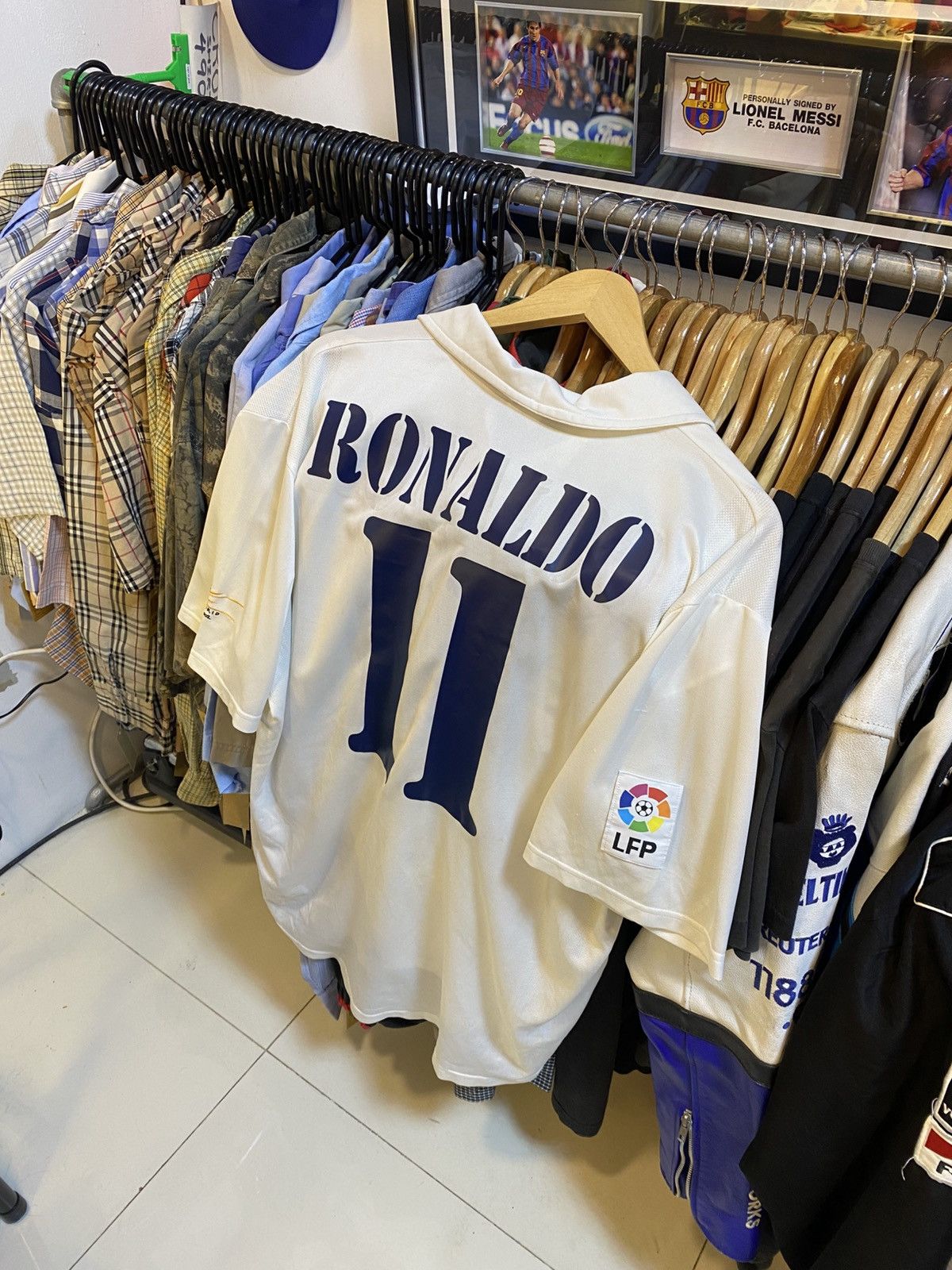 Adidas Vintage Y2K Real Madrid CF Home Kit RONALDO 11 Size US XL / EU 56 / 4 - 1 Thumbnail