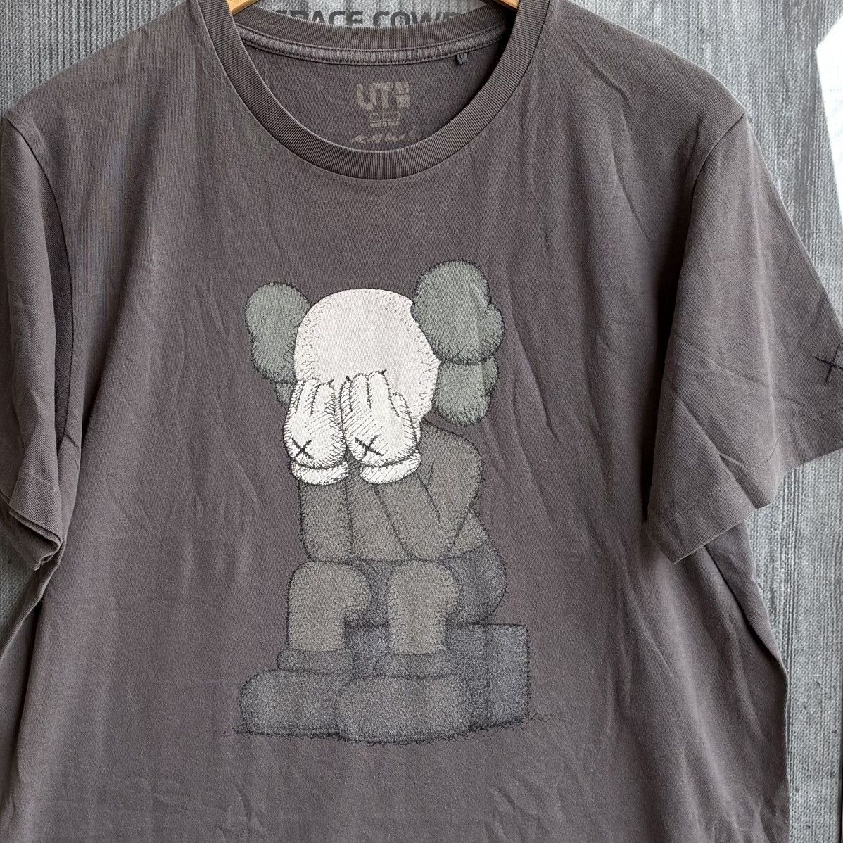 Kaws KAWS x Uniqlo Passing Through Tee (DDP / No Import Fees) Size US L / EU 52-54 / 3 - 1 Thumbnail