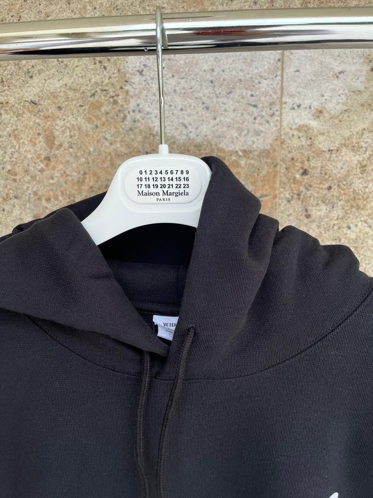 Vetements Sweet Logo Hoodie in Black Size US S / EU 44-46 / 1 - 5 Thumbnail