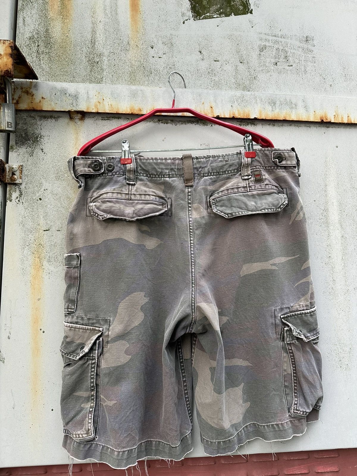 Vintage Vintage THRASHED Old Navy Camo Cargos Size US 35 - 2 Thumbnail