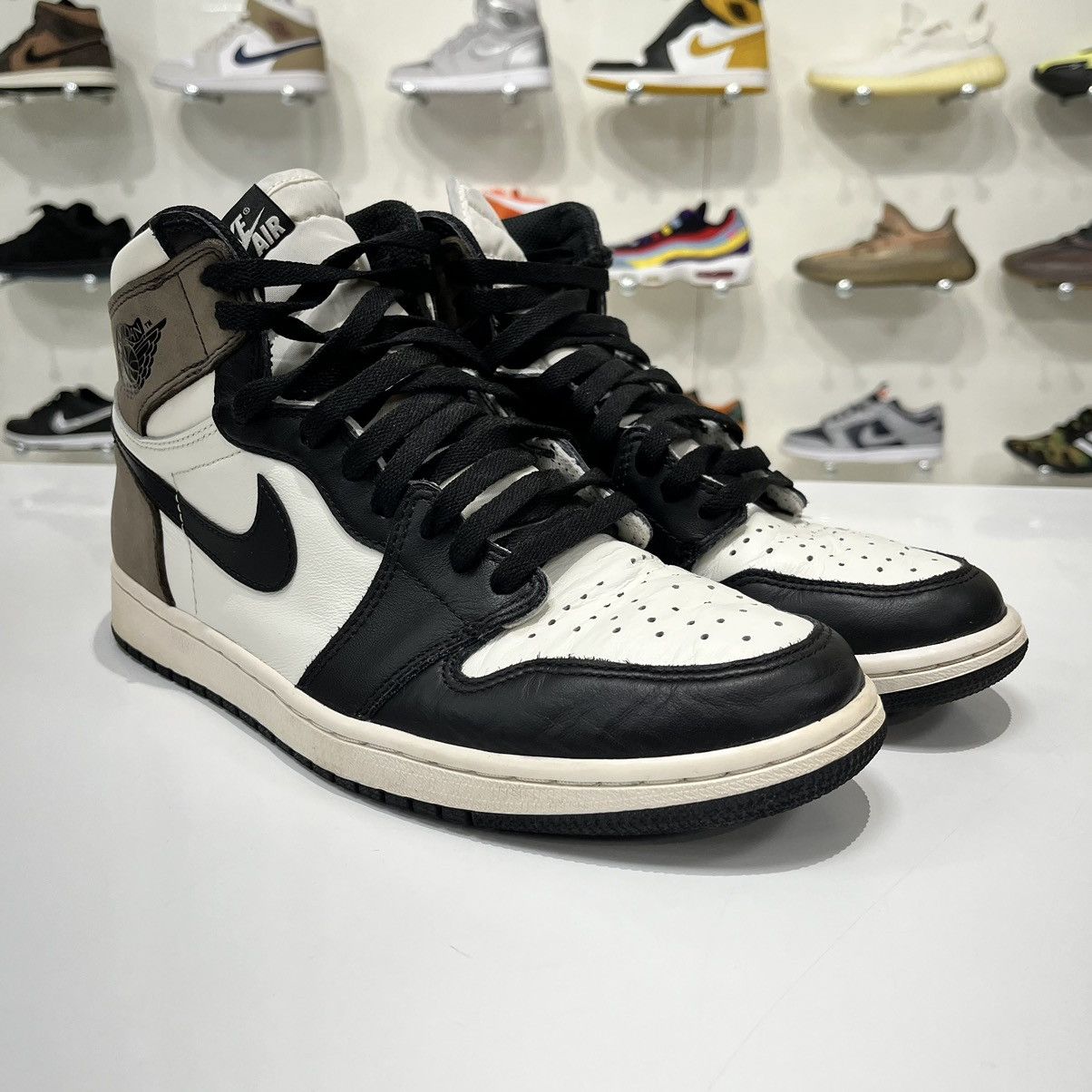 Nike Air Jordan 1 Retro High Dark Mocha Size US 10 / EU 43 - 7 Thumbnail