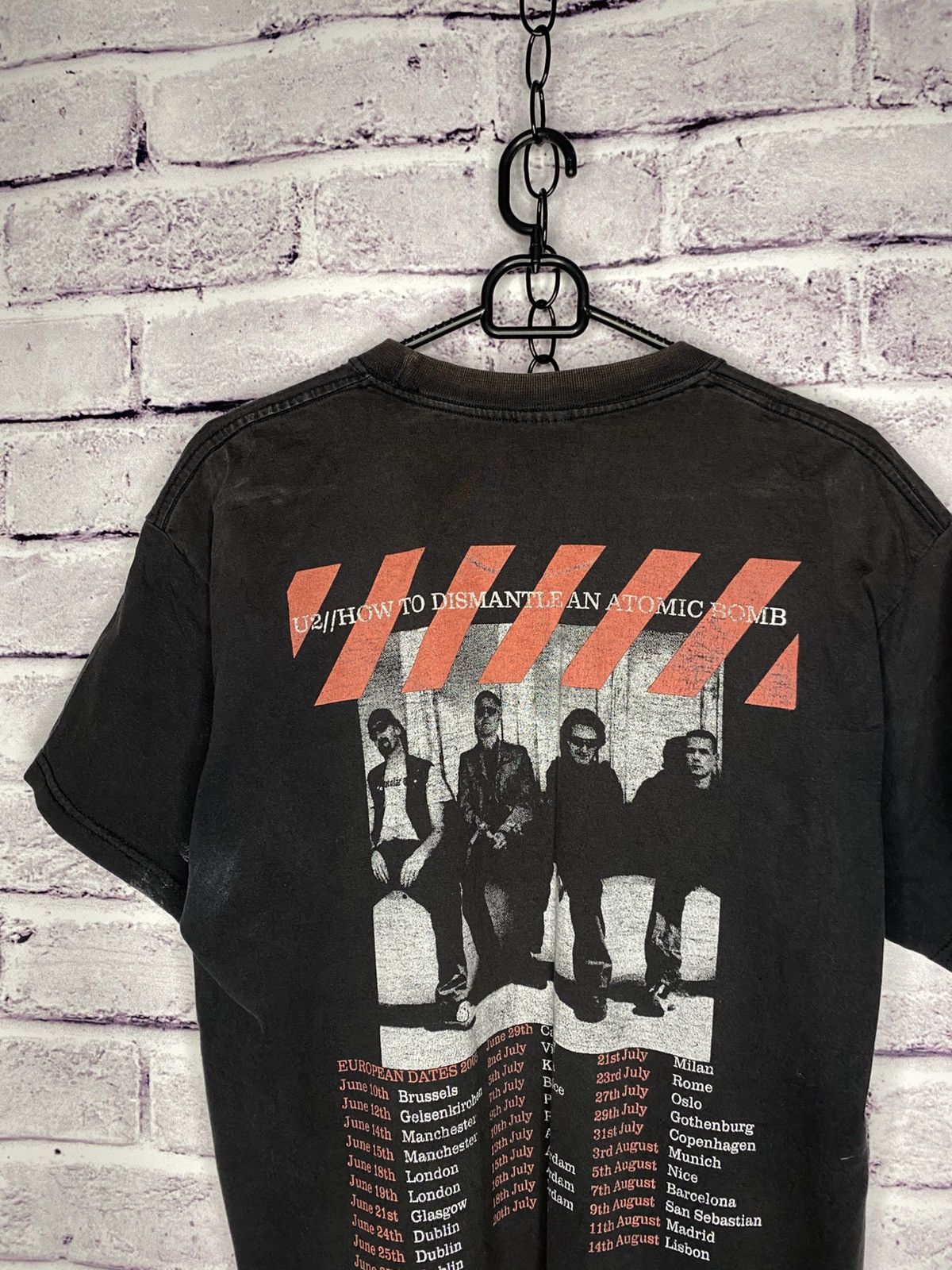 Band Tees Men's Vintage 2004 T-Shirt U2 To Dismantle An Atomic Bomb Size US L / EU 52-54 / 3 - 17 Thumbnail