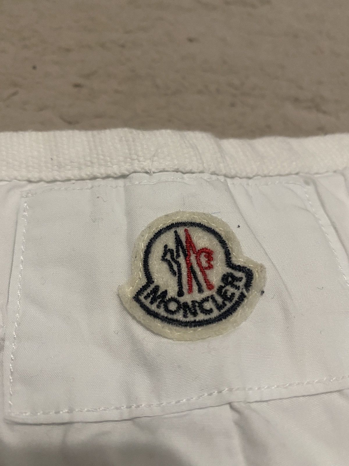 Moncler Vintage Moncler Luxury cargo white short with mini badge Size US 34 / EU 50 - 8 Thumbnail
