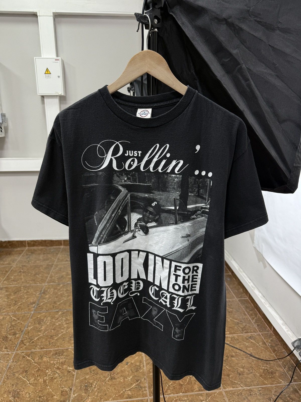 Rap Tees 🇺🇸 Vintage 2010 Eazy E Just Rollin Lookin For The One They Ca Size US L / EU 52-54 / 3 - 1 Thumbnail