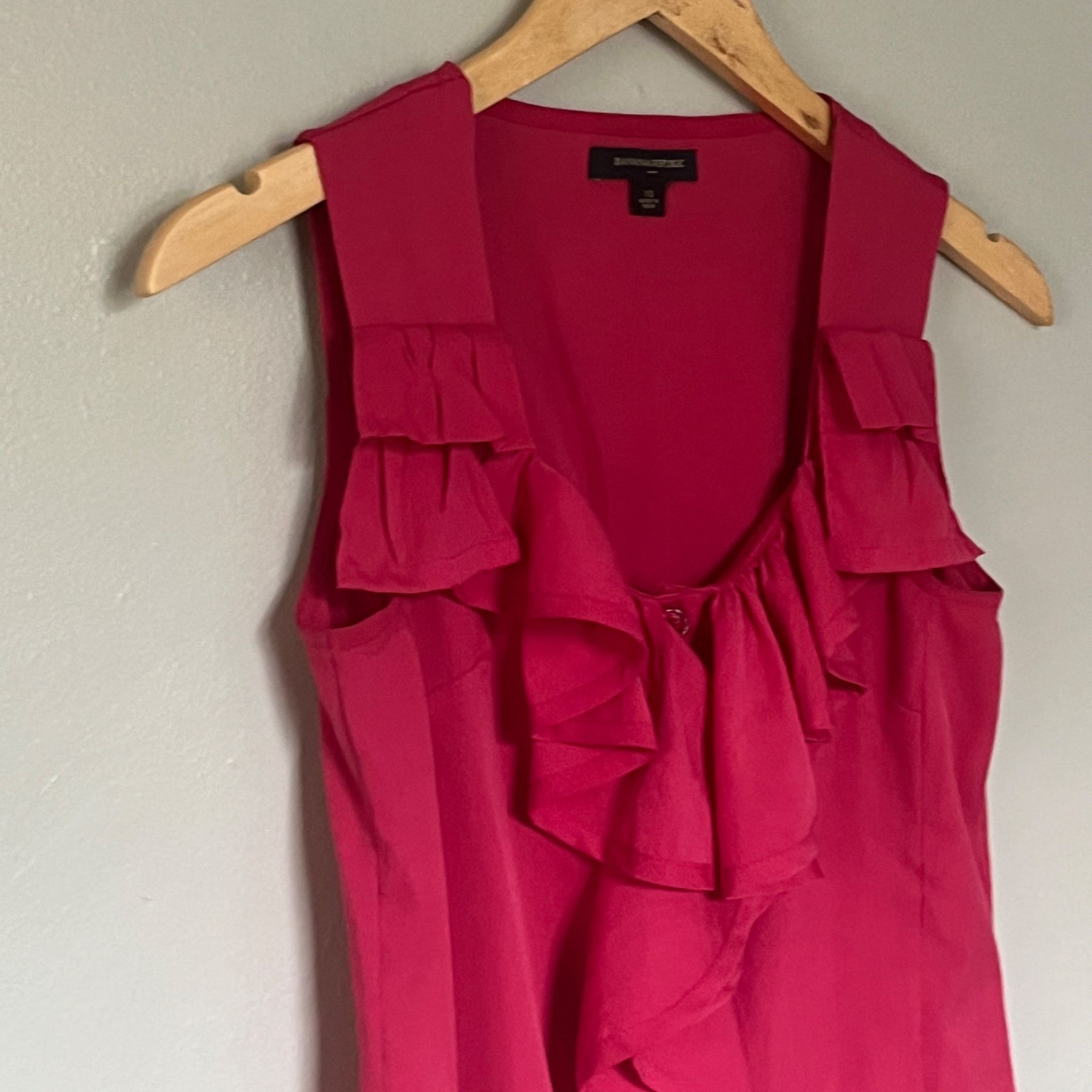 Banana Republic Banana Republic Sleeveless Top in Vibrant Pink Size XS Size XS / US 0-2 / IT 36-38 - 4 Thumbnail