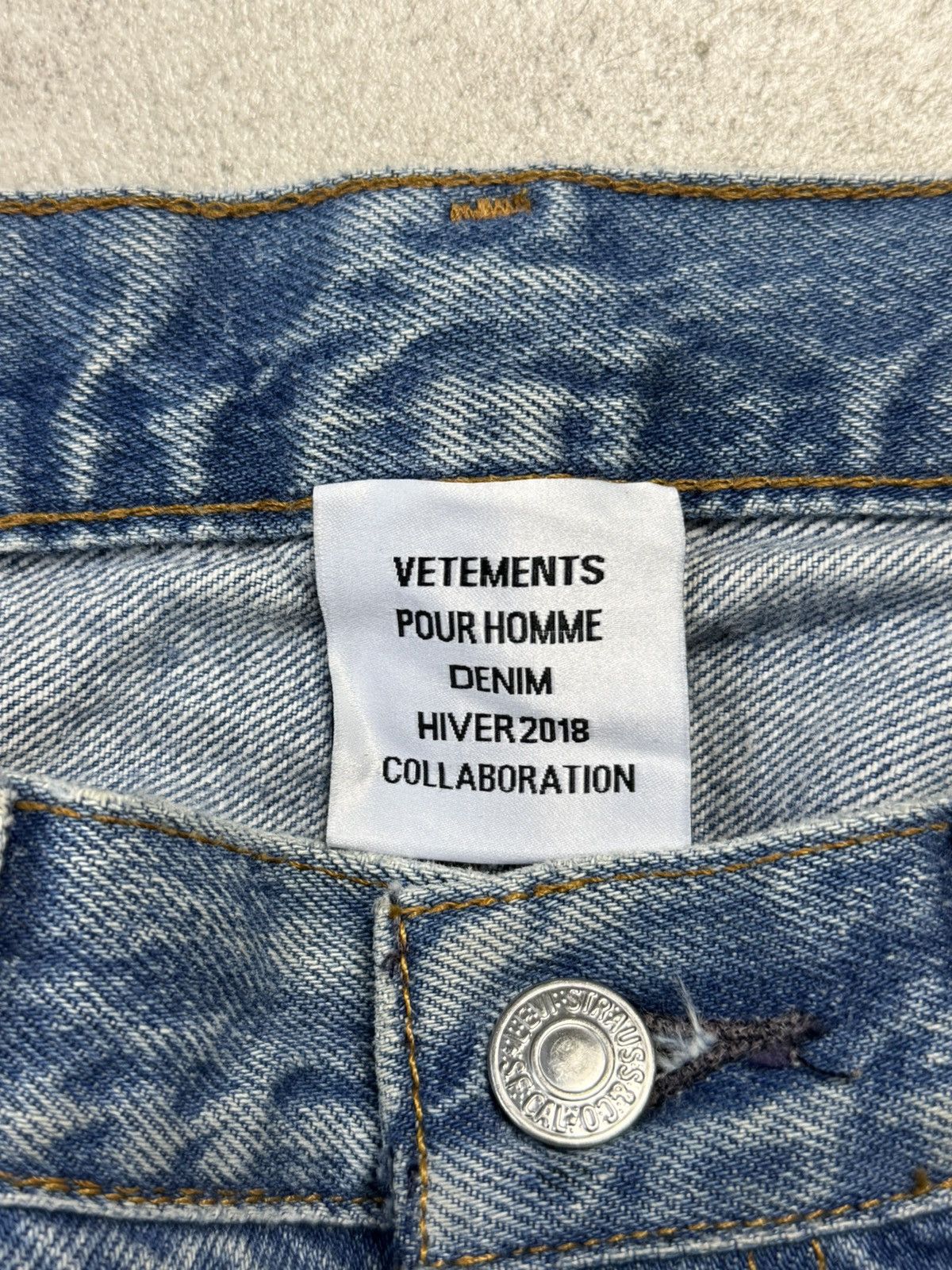 Vetements VETEMENTS x LEVIS FW17 RUNWAY EMBROIDERED LOGO DENIM JEANS Size US 32 / EU 48 - 4 Thumbnail